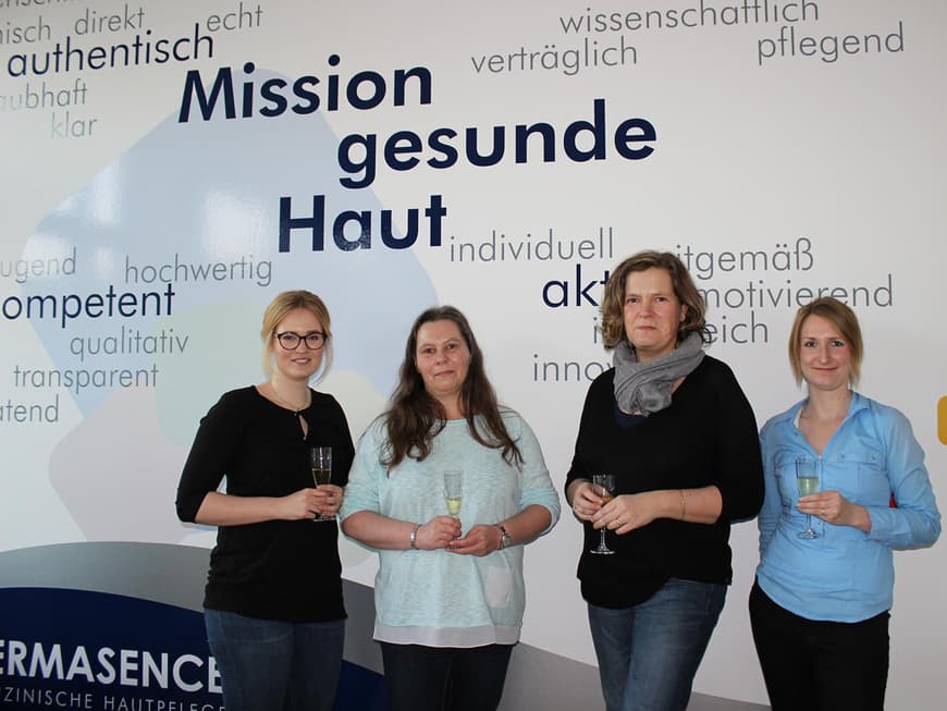 Bei einem Rundgang durch die Räumlichkeiten des DERMASENCE HautHauses lernten die Gewinnerinnen viel über die Marke DERMASENCE und die „Mission gesunde Haut“.