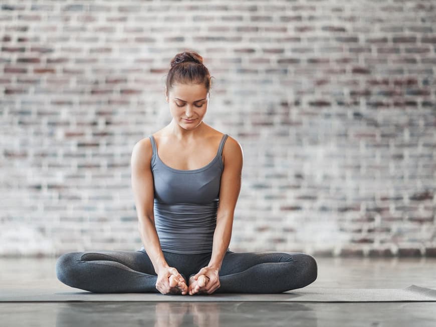 Mit einfachen Yoga-Übungen lässt sich die Rückenmuskulatur stärken und Schmerzen vorbeugen.