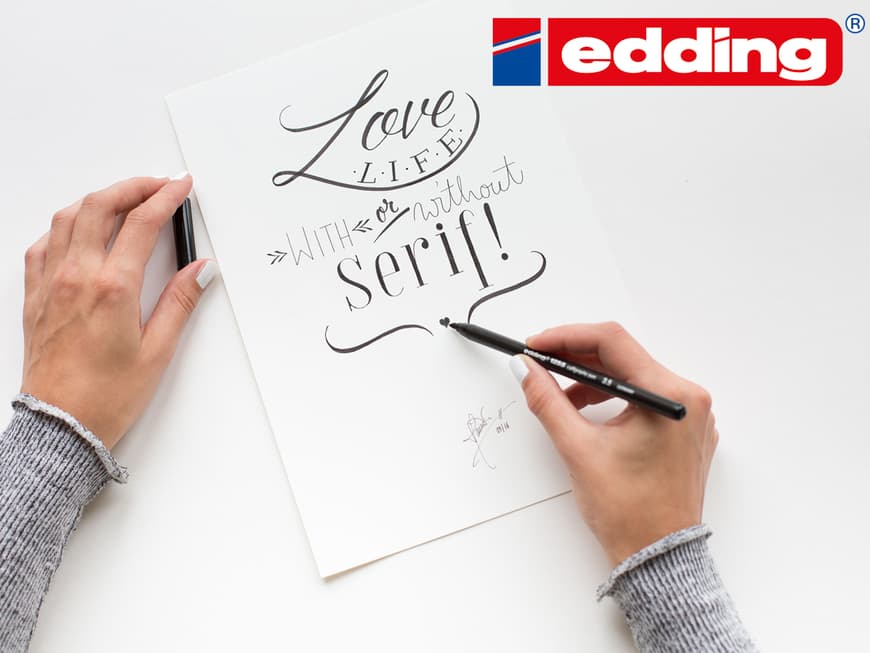 In der siebten und letzten Folge von "Die kleine Handlettering-Schule" von edding und DaWanda zeigt Hannah, wie Sie Ihr erstes eigenes Design umsetzen.