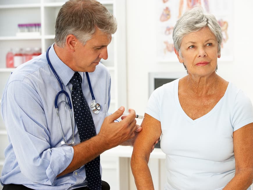 Lassen Sie sich gegen Grippe und Lungenentzündung impfen. Nicht selten lösen diese eine Sepsis aus.