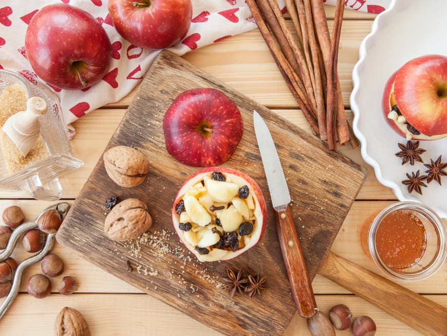 Köstliche Adventsleckerei: Unser Bratapfel-Rezept wird Ihnen das Wasser im Munde zusammenlaufen lassen. 