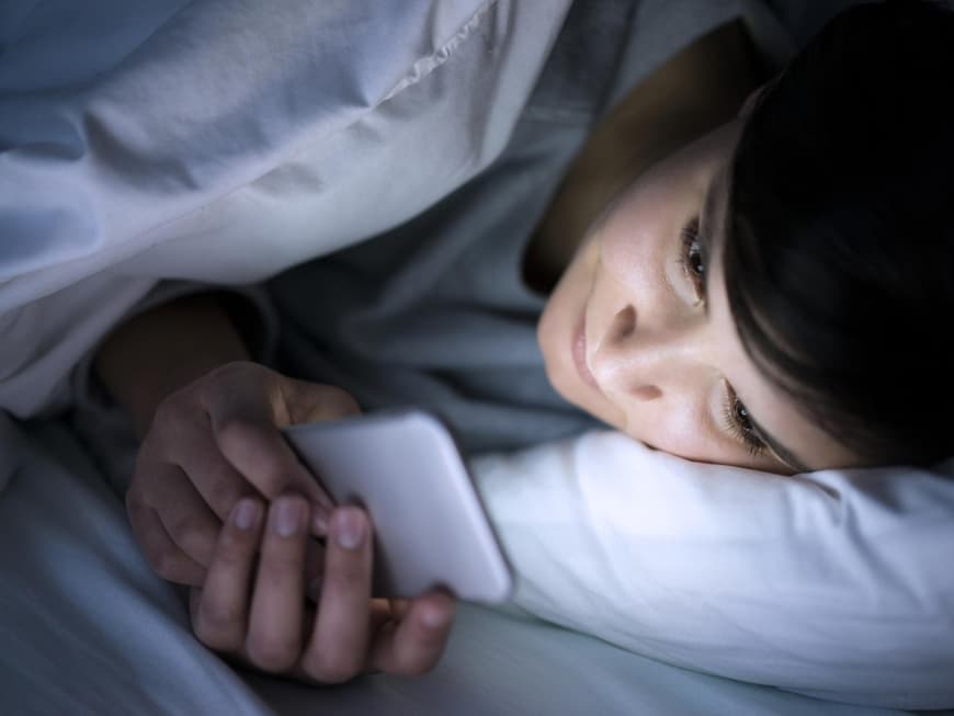 Smartphone im Bett — darum raten Experten ab