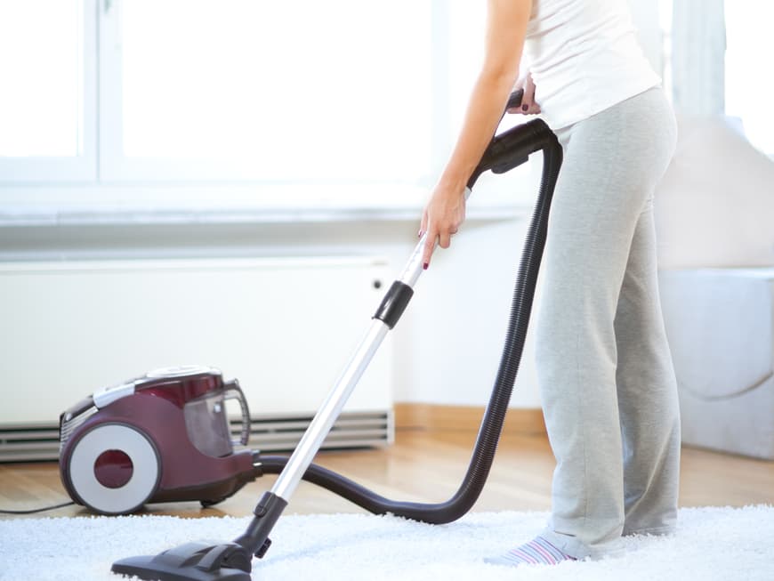 Bewahren Sie bei der Hausarbeit eine möglichst aufrechte Haltung