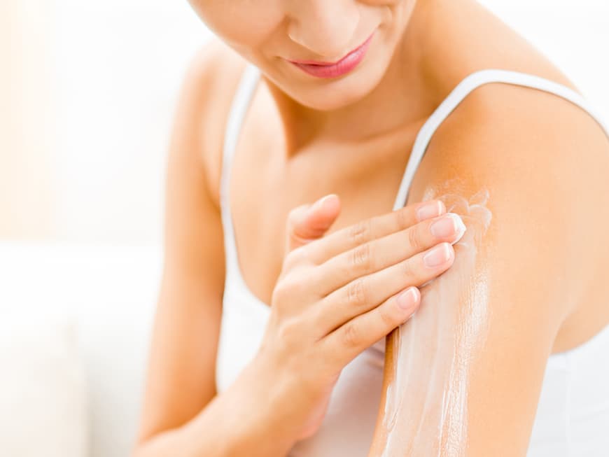 Gegen die Reibeisenhaut, genannt Keratosis pilaris, können Betroffene mit einfachen Mitteln ankämpfen.