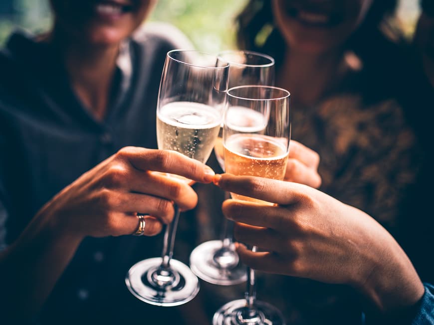 Prost, ein Gläschen geht noch! So überstehen Sie Silvester ganz ohne Brummschädel.