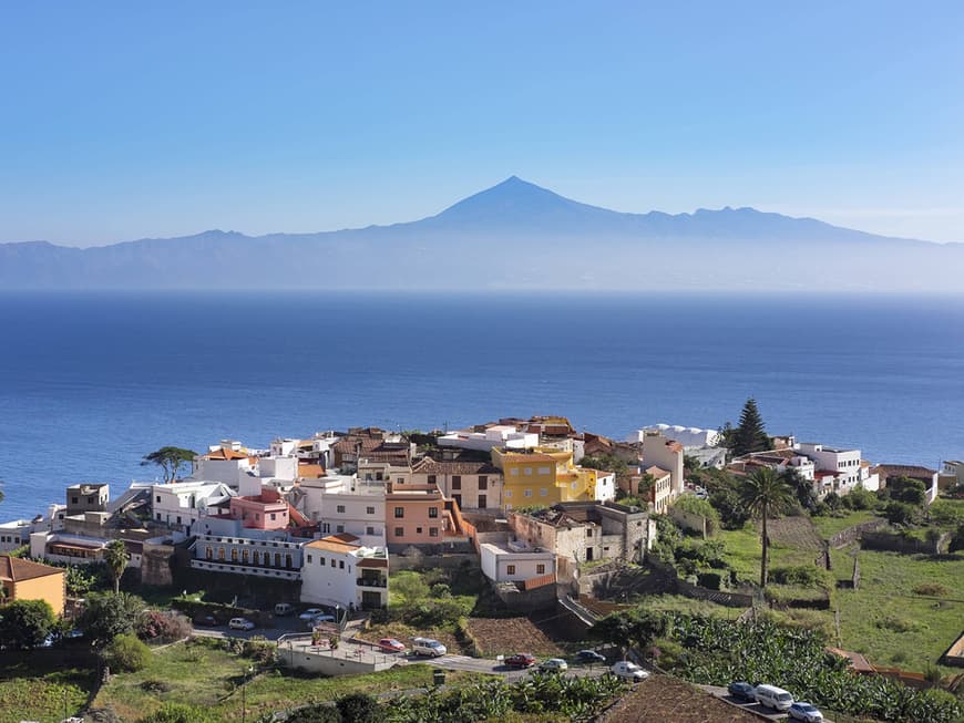 Malerisch ist der Blick auf das Dorf Agulo und den 3718 Meter hohen Berg Pico del Teide auf der Nachbarinsel Teneriffa.