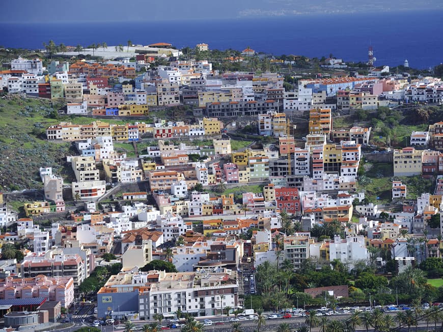 Farbenfroh: San Sebastián de la Gomera ist der Hauptort der Insel. Er liegt im Nordosten und hat knapp 7000 Einwohner