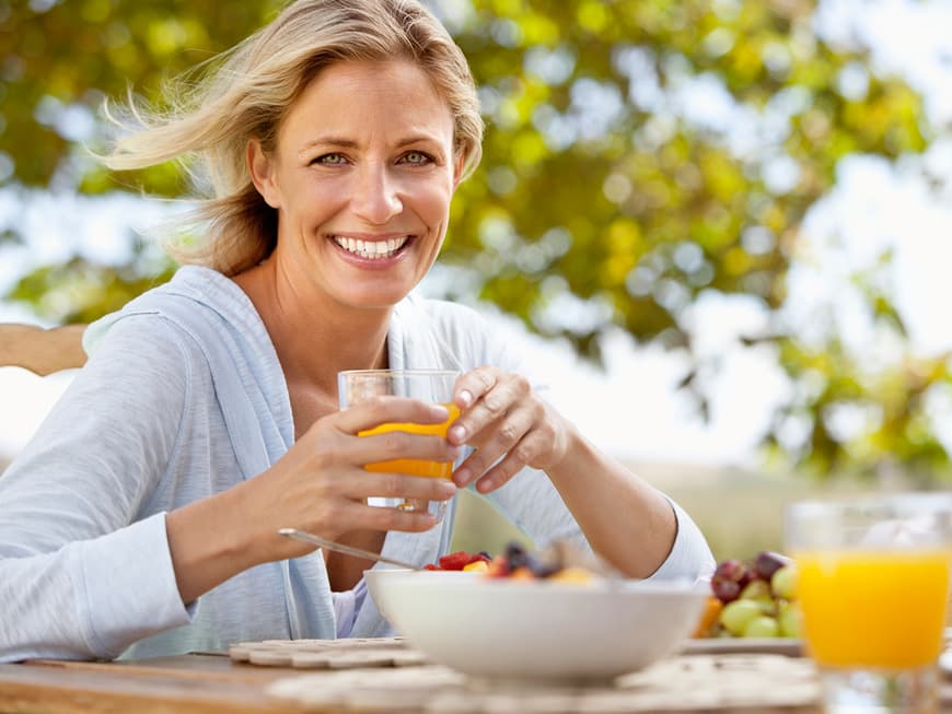Ernähren Sie sich gesund: Vitamin E fördert die Wachstumsprozesse der Zellen und verlangsamt so das Altern.