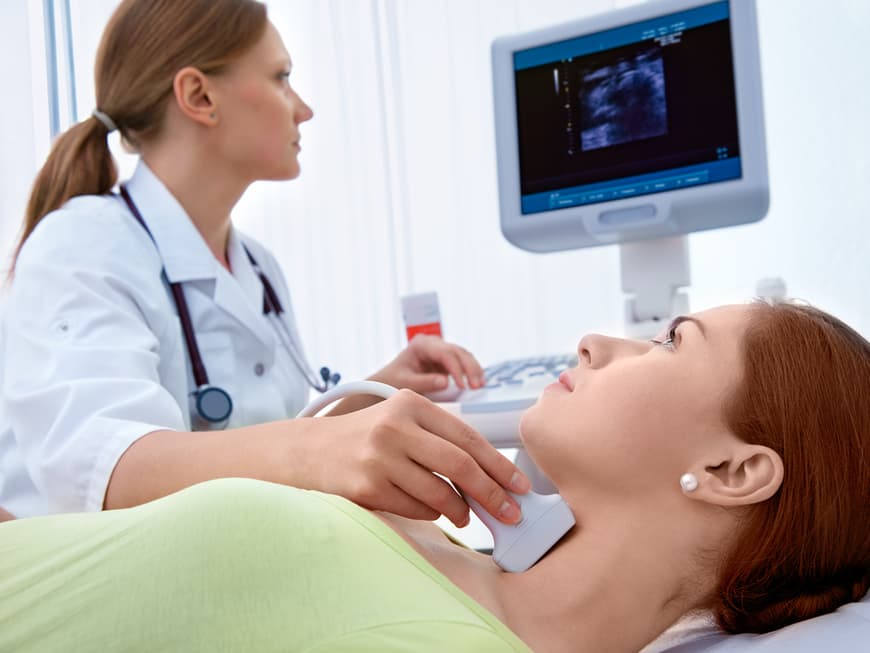 Bei Ultraschall-Untersuchung fahndet der Arzt nach Zeichen einer Entzündung oder einer Schädigung in der Schilddrüse.