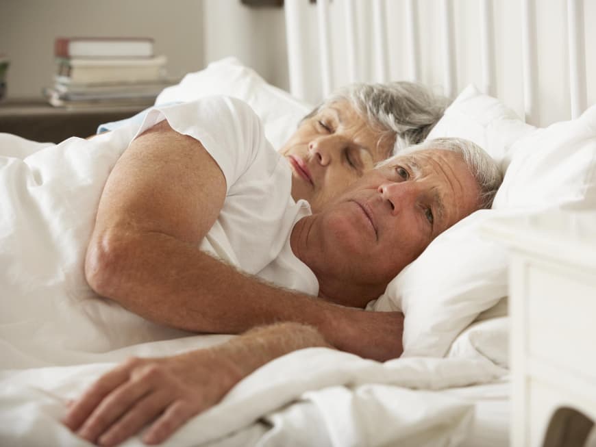 Seniorenpaar im Bett