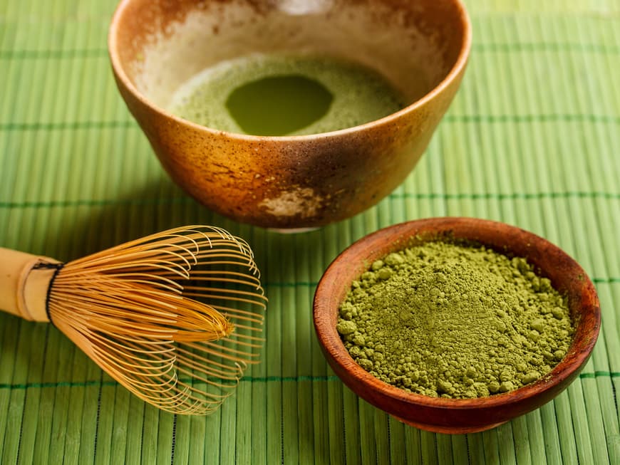 Grünes Superfood: Matcha-Tee erweckt die Lebensgeister, ganz ohne uns nervös oder unruhig zu machen.