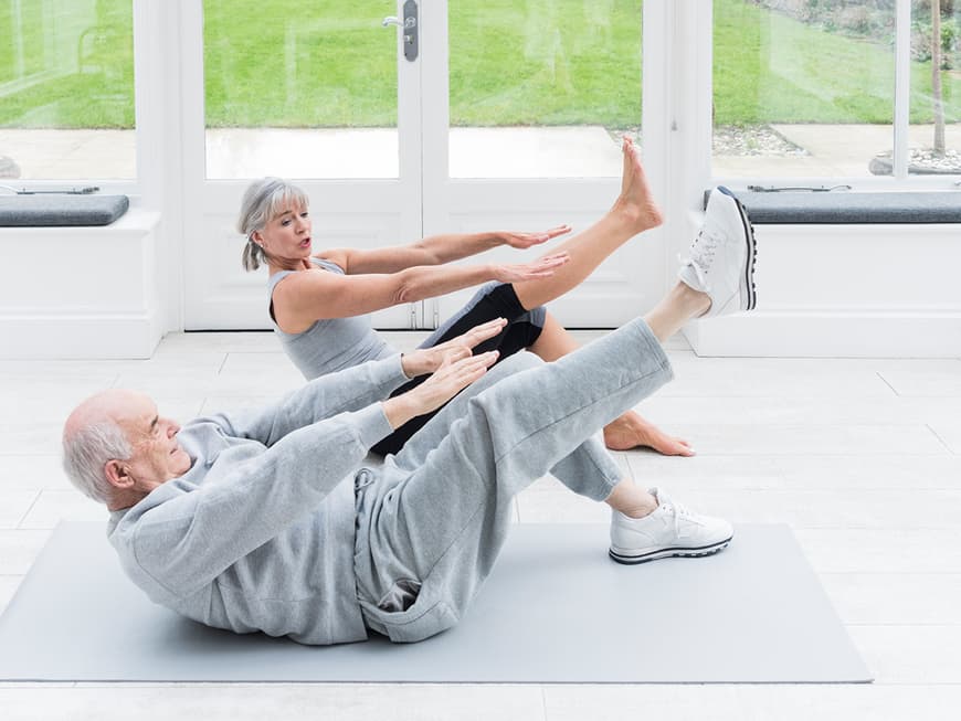 Bewegung hält nicht nur den Körper im Alter fit, auch der Geist profitiert von Sport.