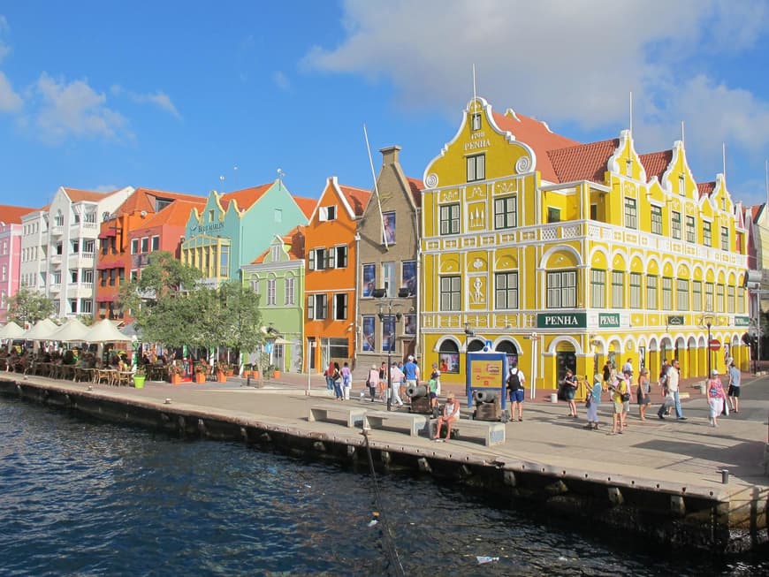 Die bunten Häuser in Willemstad sind ein Muss auf der Reiseliste