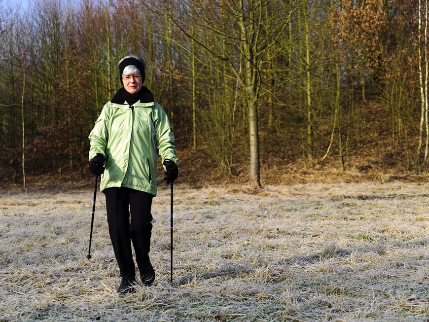 Osteoporose vorbeugen: Wenn wir uns bewegen, üben Muskeln und Sehnen einen Reiz auf die Knochen aus, der sie zum Wachstum anregt.
