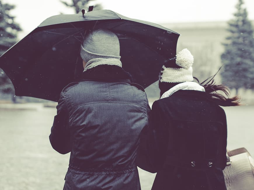 Paar unter Regenschirm