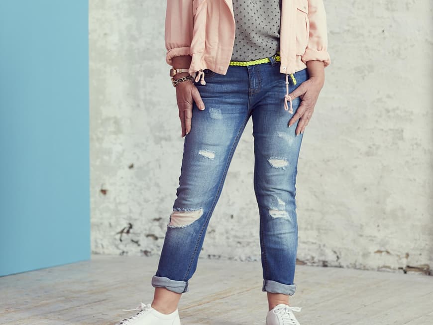 Jacke 34,99 Euro, Gr. S - L, Bluse 19,99 Euro, Gr. XS - L, Jeans 29,99 Euro, Gr. 27 - 34. Takko, Tel.: 01 80/6 92 30 00. Gürtel ca. 10 Euro. C&A, www.c-a.com, Tel.: 02 11/98 72 70 00. Armband 24,99 Euro. Sweet Deluxe, www.sweet-deluxe.de. Uhr 70 Euro. Guess, www.guess.eu. Sneaker 135 Euro, Gr. 36 - 42. Storm, über Wenz, www.wenz.de, Tel.: 01 80/5 42 00