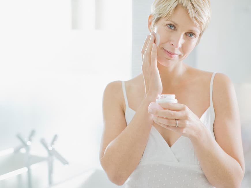 Pflege-Extra: Ein Peeling und eine Maske machen im Handumdrehen streichelweiche Haut. Am besten in dieser Reihenfolge: zuerst die Haut mit einer sanften Rubbelkur von trockenen Schüppchen befreien, dan abwaschen und Intensiv-Maske auflegen.