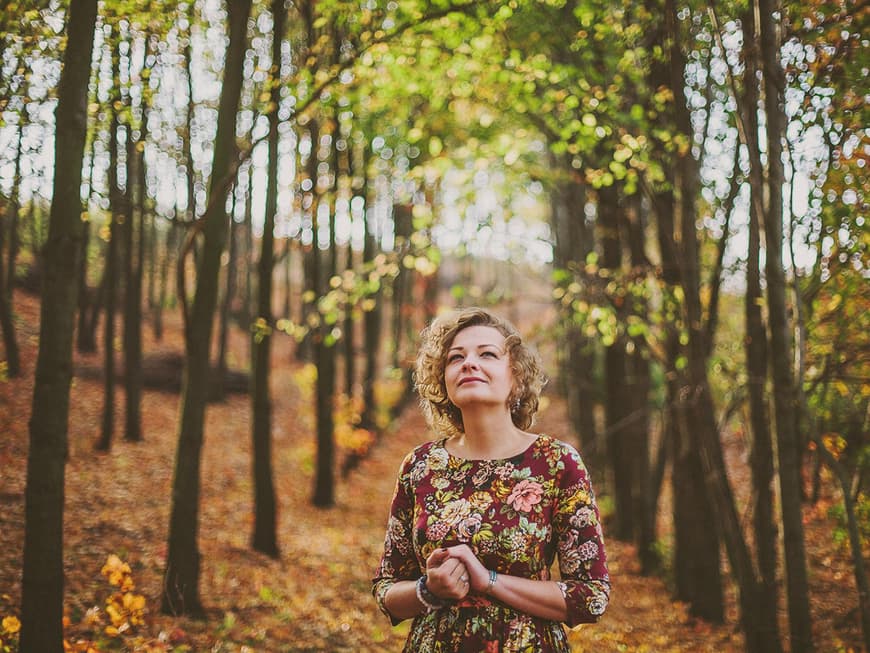 Ab in die Natur: Nur fünf Minuten in der Natur wirken sich bereits positiv auf unser Wohlbefinden aus.