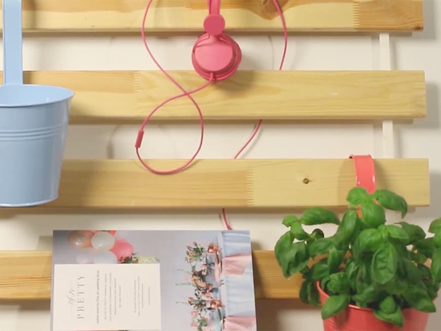 Einfach und günstig: Mit nur wenigen Handgriffen lässt sich ein Lattenrost ganz schnell in einen stylischen Wandorganizer verwandeln.