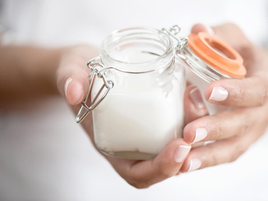 Handcreme rund ums Nagelbett mit kreisenden Bewegungen einmassieren. Das macht die Haut elastisch. 