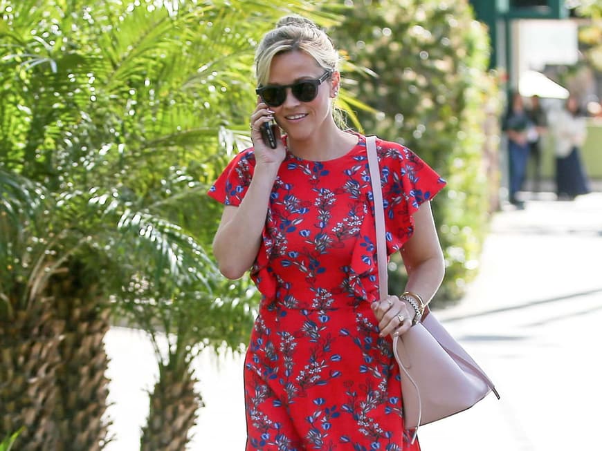 Die amerikanische Schauspielerin Reese Witherspoon (41) kombiniert mit ihrem Look gleich zwei Trends: Blumenprint und Volants.