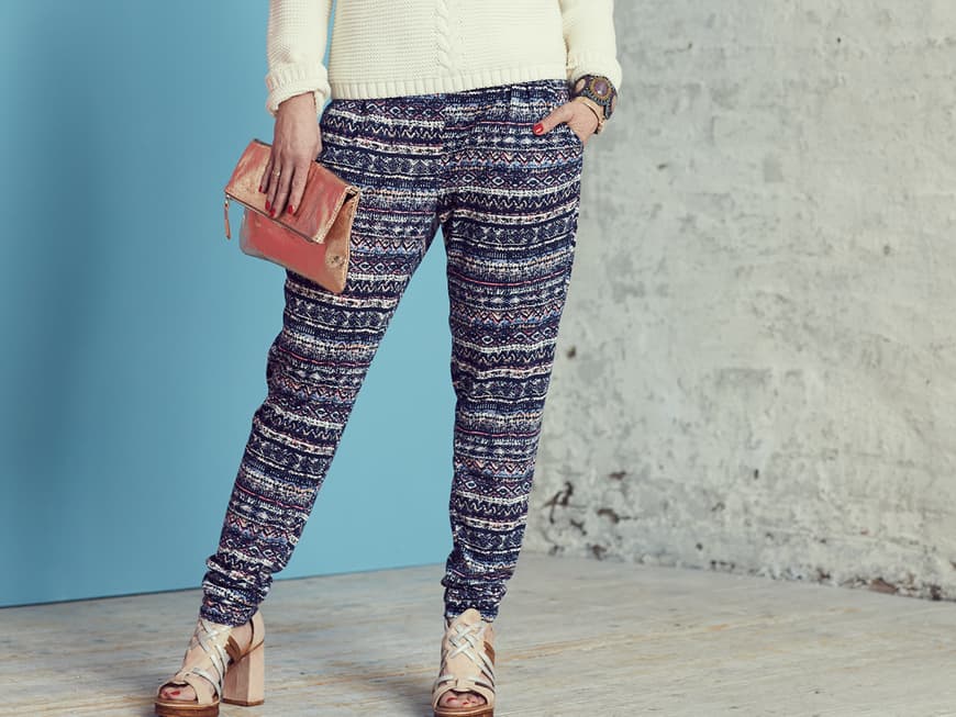 Outfit 1: Pulli 17,99 Euro, Gr. XS - XL, Hose 12,99 Euro, Gr. XXS - XXL, Clutch 9,99 Euro. Takko, Tel.: 01 80/6 92 30 00. Schmale Kette 39,99 Euro. bonprix, www.bonprix.de, Tel.: 01 80/5 42 28. Rote Kette 19,99 Euro. Bijou Brigitte, www.bijou-brigitte.com. Armreif 39,99 Euro. Sweet Deluxe, www.sweet deluxe.de. Uhr 184 Euro. Henry London, www.henry-london.com. Schuhe 139 Euro, Gr. 38 - 41. Mjus, über Conleys, www.conleys.de, Tel.: 0 40/80 60 29 55