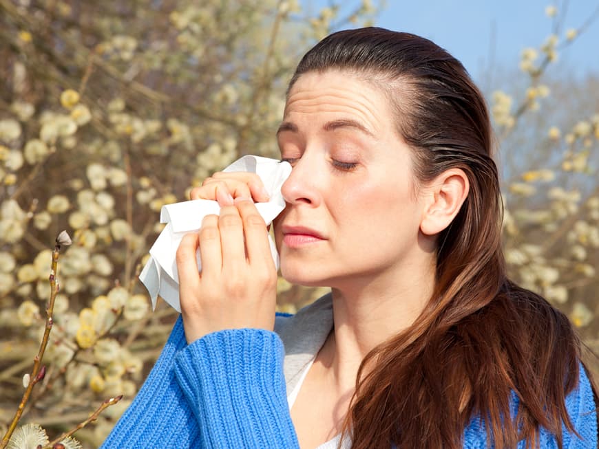 Tränende Augen deuten auf Heuschnupfen hin. Die Symptome entstehen, sobald das Immunsystem den Botenstoff Histamin freisetzt.