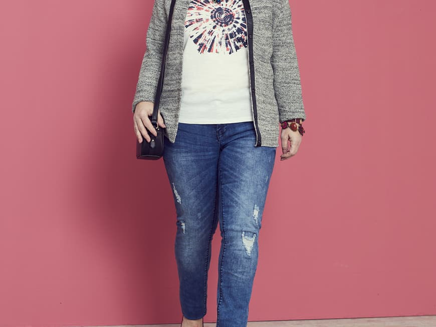 Outfit 4: Cardigan 25,99 Euro, Gr. XS - XL , Shirt 7,99 Euro, Gr. XS - XL, Jeans 29,99 Euro, Gr. 27 - 34. Takko. Kette 34,95 Euro. Sweet Deluxe, Tel.: 0 89/2 28 44 20 00. Uhr 169 Euro. Paul Hewitt. Armband 169 Euro. Konplott. Tasche 34,95 Euro, Pumps 59,95 Euro, Gr. 36 - 44. Eschuhe, Tel.: 03 35/23 38 68 86