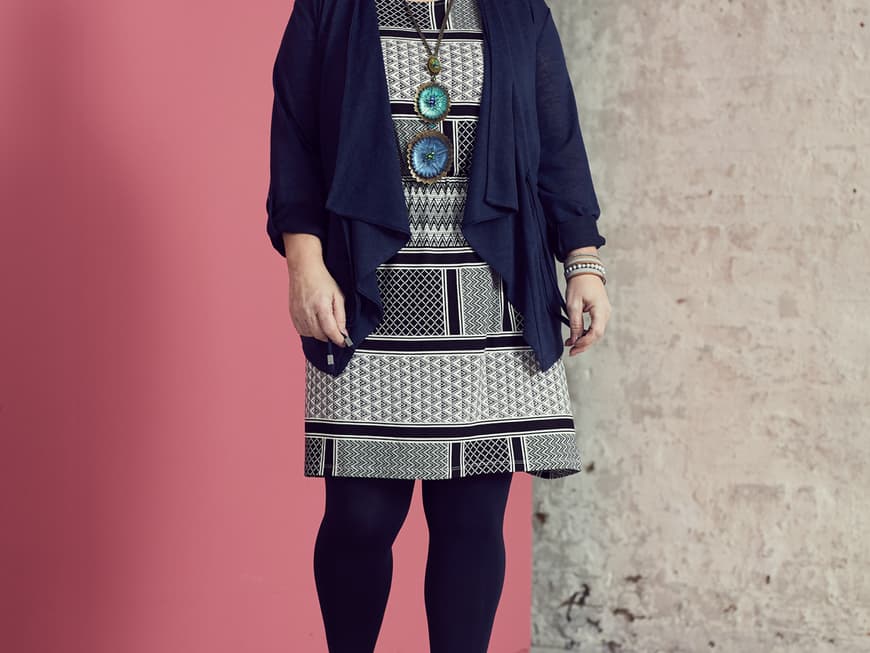 Outfit 3: Cardigan 25,99 Euro, Gr. 42 - 56, Kleid 15,99 Euro, Gr. XS - XL. Takko. Brille Fielmann, Tel.: 08 00/3 43 56 26. Kette 179 Euro. Konplott. Armband 39,99 Euro. Sweet Deluxe. Strumpfhose 19,95 Euro. Elbeo. Pumps 84,95 Euro. Eschuhe
