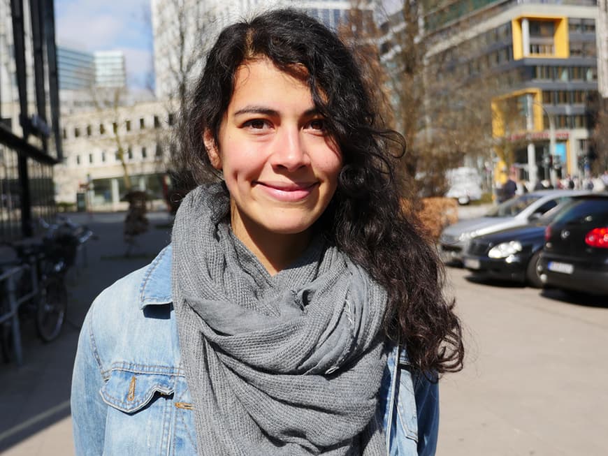 Anna (28) legt großen Wert auf gemeinsame Abende mit Freunden und Familie, doch auch ihre laufenden Kosten müssen gedeckt werden. 