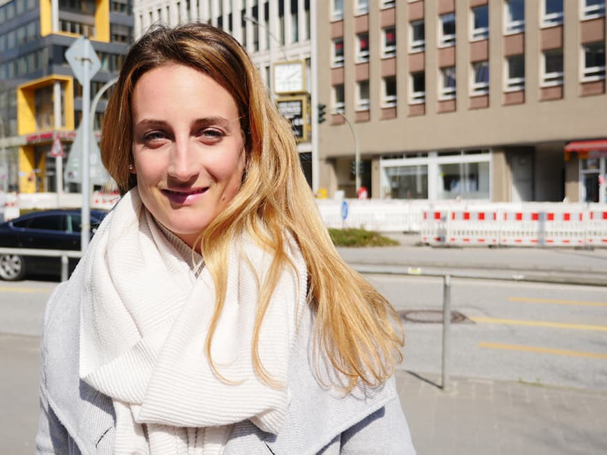 Sandra (28) träumt von einem Leben unabhängig von Banken und Arbeitgebern.