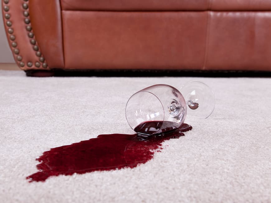 Oh Schreck, was tun, wenn man zu Besuch bei Freunden versehentlich ein Glas Rotwein vergießt?
