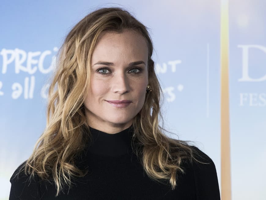 Diane Kruger (40) unterstreicht ihre Weiblichkeit mit ihrem naturgewellten langen Haar.