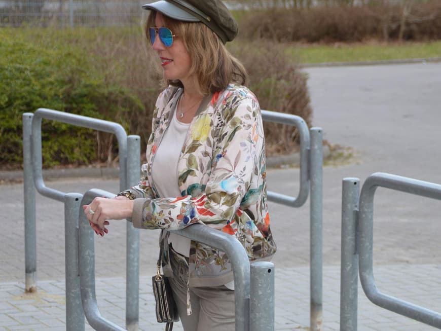 Flowerpower: Passend zum Frühlingserwachen trägt Ari einen Blouson mit Blumendruck zum schlichten weißen T-Shirt. 