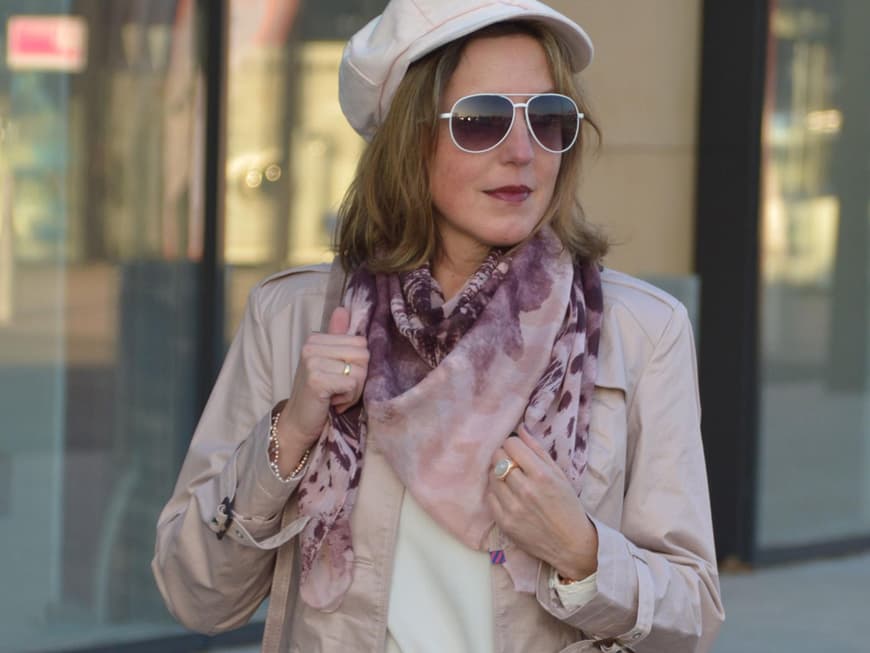 Hält warm und sieht trotzdem frisch aus: Ari kombiniert einen puderfarbenen Trenchcoat zur bordeauxroten Hose. Tuch, Tasche und Gürtel sind auf das Outfit abgestimmt.
