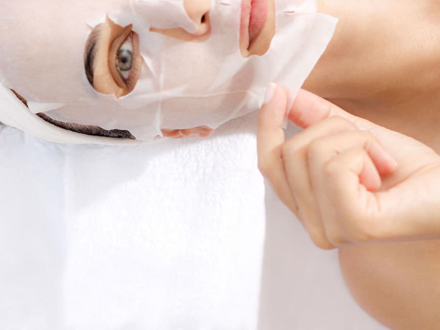 Eine wöchentliche Vlies-Maske ergänzt das tägliche Pflegeritual. Tipp: Sie wirkt noch intensiver, wenn Sie vor der Anwendung ein Peeling machen.