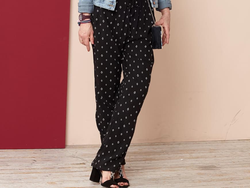Jacke 19,99 Euro, Gr. XS - XL, Jumpsuit 14,99 Euro, Gr. XS - XL. Takko. Pins ca. 10 Euro. Mango, www.mango.com, Tel.: 08 00/6 26 46 00. Armbänder je 16,90 Euro. Paul Hewitt, www.paul-hewitt.com. Uhr 90 Euro. Ice Watch, www.ice-watch.com. Tasche 69,95 Euro. Picard, über Mirapodo, www.mirapodo.de. Schuhe 129,95 Euro, Gr. 35 - 43. Heine, Tel.: 01 80/6 36 36 36