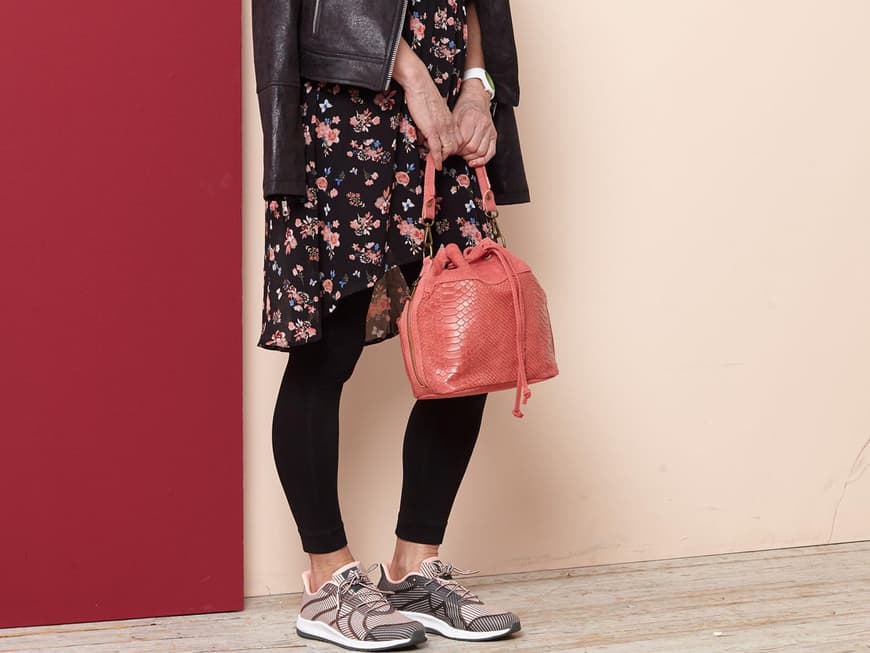 Outfit 2: Kleid 12,99 Euro, Gr. 134 - 170, Jacke 34,99 Euro, Gr. XS - XL. Takko. Ketten je 25,99 Euro. Comma & s.Oliver, Tel.: 0 93 02/9 80 01 01. Uhr 79 Euro. Ice Watch. Tasche 99,90 Euro. Heine. Sneaker 79,95 Euro, Gr. 36 - 43. Adidas, über Mirapodo