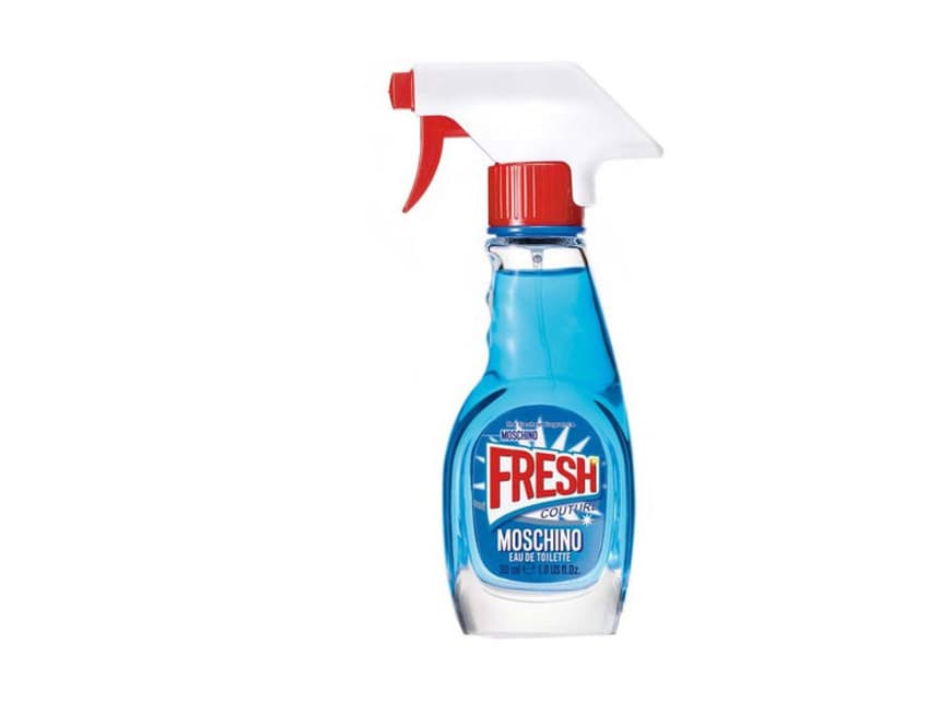 Frühjahrsputz mal anders: Bekannt für seine außergewöhnlichen Designs kommt aus dem Hause Moschino Fresh Couture im witzigen Haushaltsreiniger-Flakon und überrascht mit frisch-fröhlichem Duft aus Bergamotte, Mandarine, Pfingstrose und weißem Pachouli. Moschino Fresh Couture, ca. 39,90 €