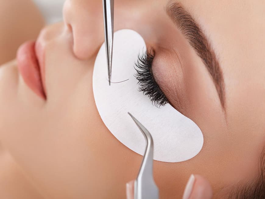 Lash Extensions: Bei der dauerhaften Wimpernverlängerung werden künstliche Härchen auf die eigenen geklebt.