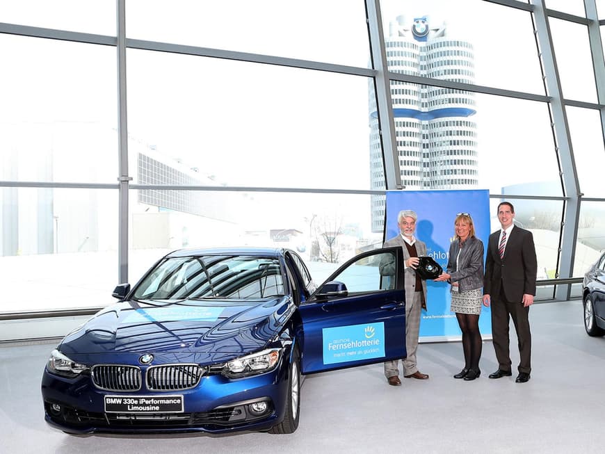  Feierliche Schlüsselübergabe: Christian Kipper (r.), Geschäftsführer der Deutschen Fernsehlotterie und Carl Philipp Rönna (l.), Verkaufsberater Neue Automobile BMW Niederlassung Hamburg, überreichten Mitspielerin Regina Arnold aus Nauheim ihren Gewinn.