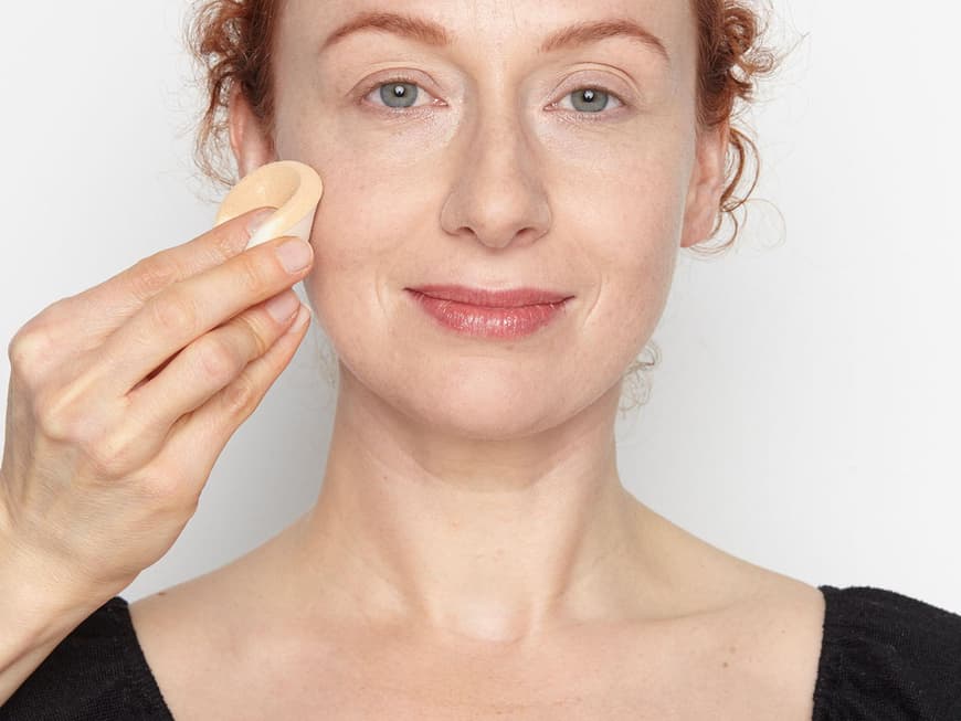 Ebenmäßig: Transparentes Make-up verdeckt Reginas Sommersprossen nicht. Ein cremiger Highlighter lässt die Augen größer wirken. 