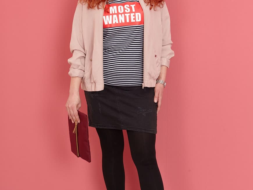 Outfit 2: Blouson 14,99 Euro, T-Shirt 9,99 Euro, je Gr. XS - XL, Rock 15,99 Euro, Gr. 36 - 44. Takko. Kette ca. 15 Euro. Bijou Brigitte. Uhr 129 Euro. Dugena. Clutch ca. 70 Euro. Herschel, über Stylight. Leggings 6,99 Euro. nur die. Sneaker 85 Euro, Gr. 36 - 41. New Balance