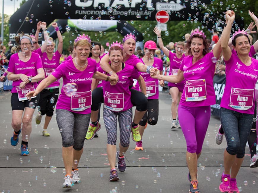 Viele Frauen laufen beim Run in den gleichen Shirts