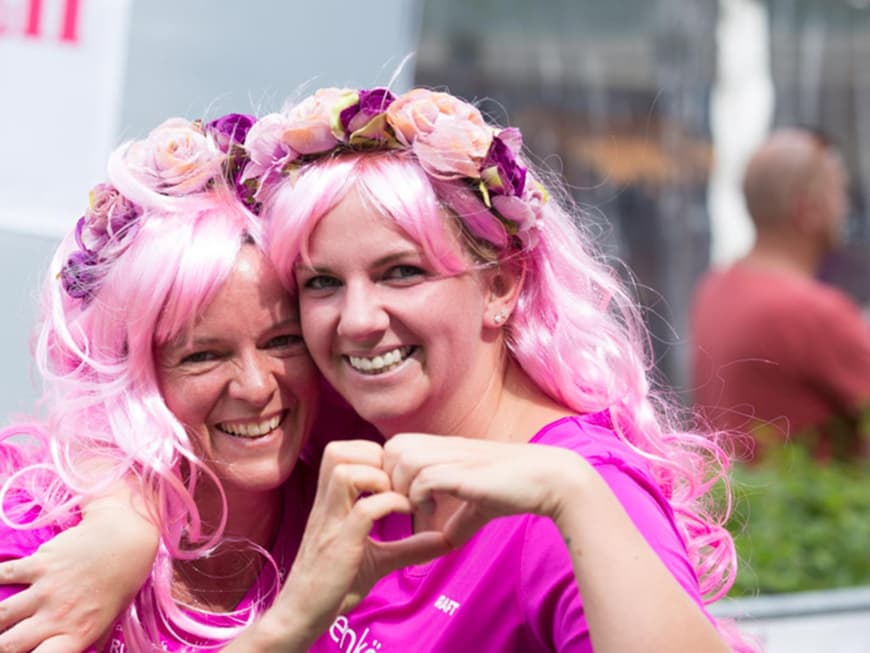 Zwei Frauen mit Perücken beim Women's Run