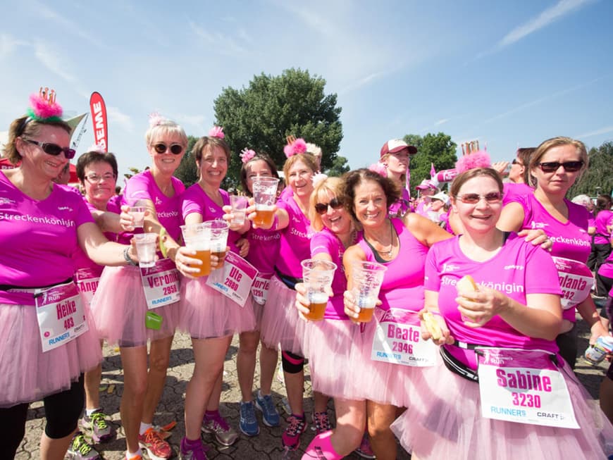 Viele Frauen in Kostümen laufen beim Women's Run mit