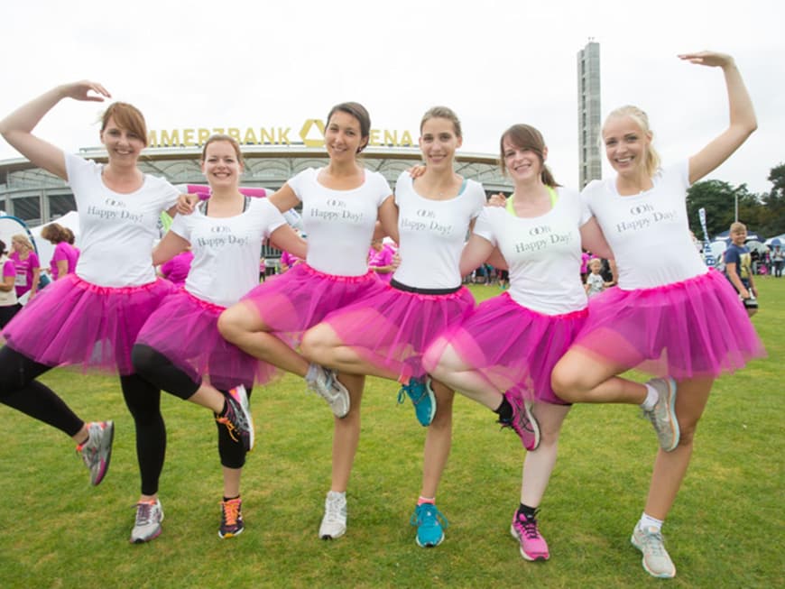 Sechs Mädchen in Ballettkostümen laufen beim Run mit