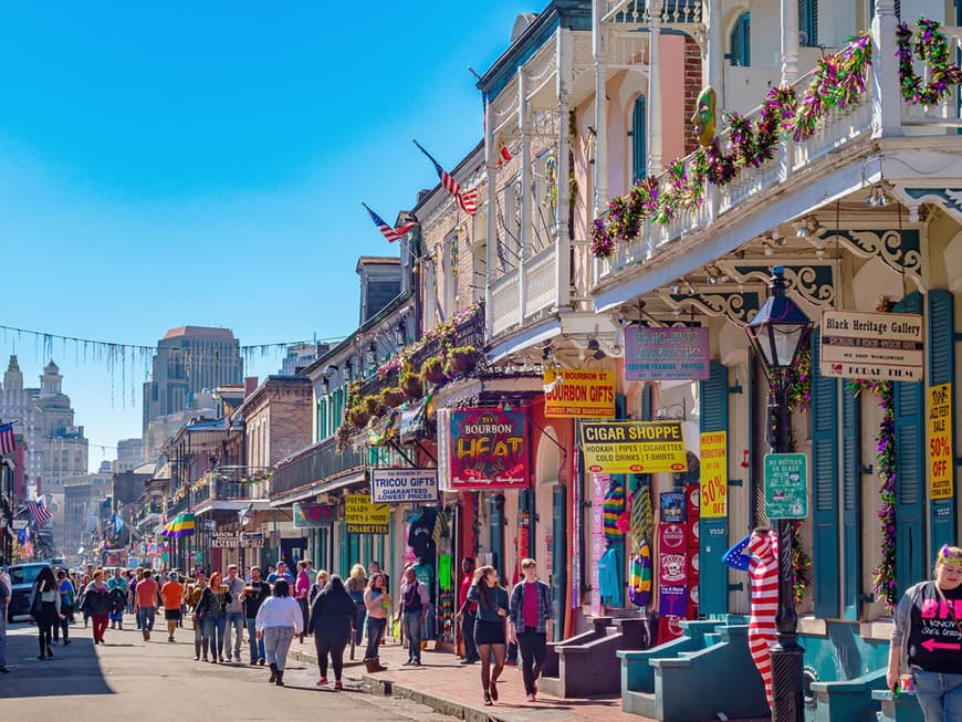 Buntes Treiben auf der als Flanier- und Ausgehmeile beliebten Bourbon Street im French Quarter, New Orleans