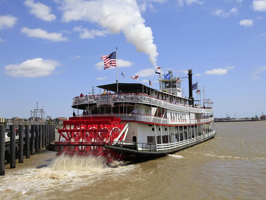 Der Schaufelraddampfer „Natchez“ fährt auf dem Mississippi. 