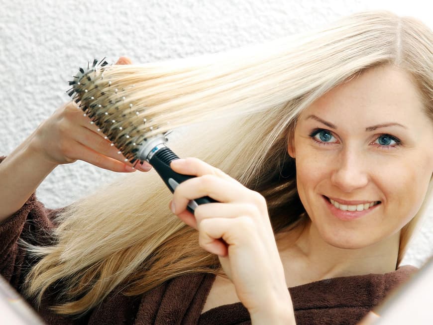 Das Styling mit der Rundbürste verleiht feinem Haar mehr Volumen